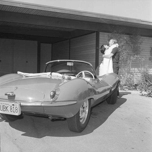 12 settembre 1960: Steve McQueen con la moglie Neile e una delle sue Jaguar (Ap)